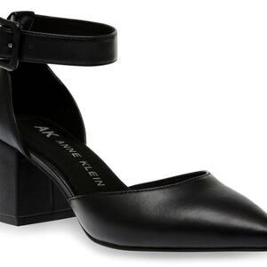 NWT Black pointy toe shoes.